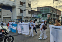 Enfermeras auxiliares se toman el bulevar Suyapa y exigen diálogo directo con la presidenta