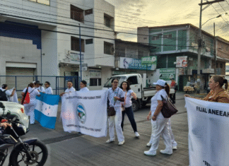 Enfermeras auxiliares se toman el bulevar Suyapa y exigen diálogo directo con la presidenta