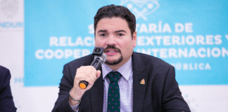 Canciller Bú pide a tepesianos regularizarse en EEUU y critica a organizaciones migrantes