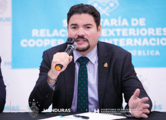 Canciller Bú pide a tepesianos regularizarse en EEUU y critica a organizaciones migrantes