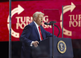 Trump honra a Charlie Kirk calificándolo como uno de «los más grandes patriotas» de EE.UU.
