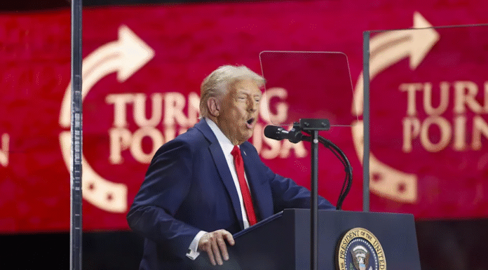 Trump honra a Charlie Kirk calificándolo como uno de «los más grandes patriotas» de EE.UU.
