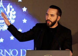 Nayib Bukele premia el civismo, tras ver a estudiantes desfilar en el lodo, ordena pavimentar