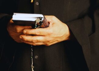 Un sacerdote italiano recibe una bala dentro de un pañuelo en plena misa