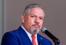 Excanciller Enrique Reina aclara que no existe acusación ni solicitud de extradición contra el exdiputado Carlos Zelaya