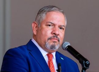 Excanciller Enrique Reina aclara que no existe acusación ni solicitud de extradición contra el exdiputado Carlos Zelaya