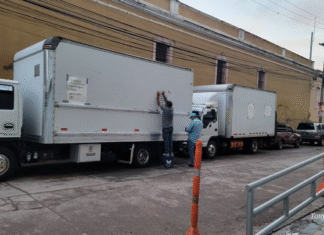 Transportistas protestan frente al CNE exigiendo pago por servicios prestados en las elecciones primarias