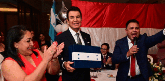 Salvador Nasralla pide a migrantes en Estados Unidos salir a votar y defender su voto