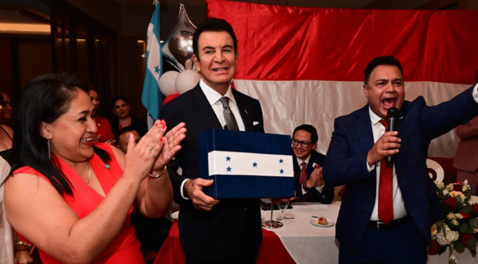 Salvador Nasralla pide a migrantes en Estados Unidos salir a votar y defender su voto