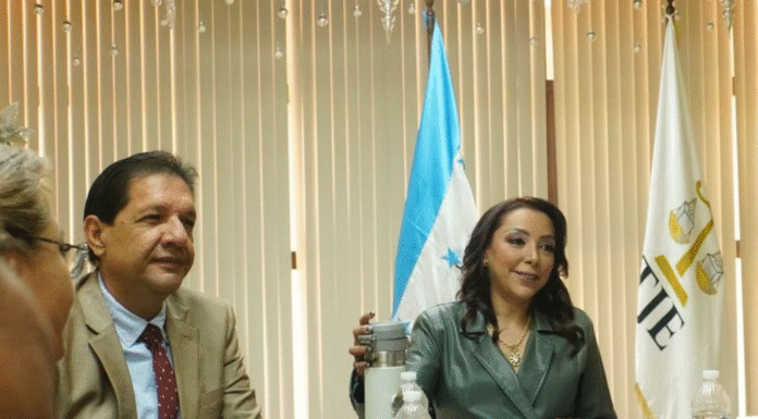 Magistrada del TJE Miriam Barahona alerta sobre posible requerimiento fiscal en su contra y la de Mario Urrutia