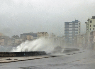 El huracán Melissa, extremadamente peligroso, toca tierra en la costa del oriente de Cuba