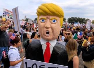 Miles de personas en todo EE.UU. protestan contra Trump: «No queremos Reyes»