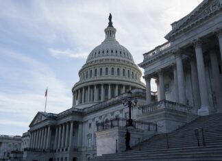 El Gobierno de Estados Unidos continuará en cierre al menos hasta el próximo lunes