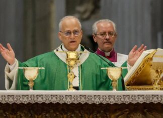 El papa celebró la misa de Difuntos en cementerio de Roma: «La caridad vence a la muerte»
