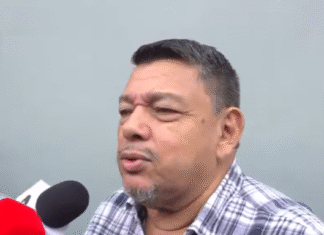 Samuel García llega al CNE a retirar su renuncia y deja claro que no cederá su casilla