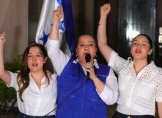 «Volvió a ser un hombre libre», afirma esposa de expresidente de Honduras liberado en EEUU
