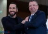 Presidente de Costa Rica llega a El Salvador para hablar con Bukele y visitar megacárcel
