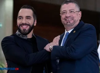 Presidente de Costa Rica llega a El Salvador para hablar con Bukele y visitar megacárcel