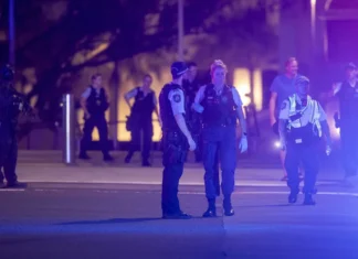 Al menos 10 muertos, incluido uno de los tiradores, en el tiroteo en una playa de Sídney