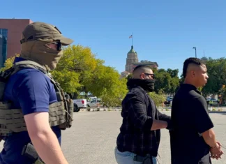 Trump planea detener a 80.000 inmigrantes en almacenes industriales, según medios