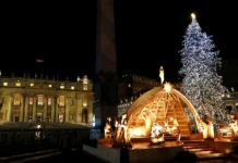 El Vaticano inicia su Navidad con el encendido del árbol y belén en la Plaza de San Pedro