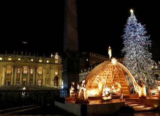 El Vaticano inicia su Navidad con el encendido del árbol y belén en la Plaza de San Pedro