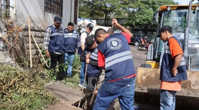 Juan Diego Zelaya informa sobre labores de limpieza en el bulevar Fuerzas Armadas