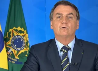 Hospitalizan a Jair Bolsonaro tras presentar escalofríos y vómitos, informa su hijo Flávio