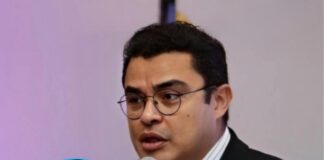 Exvicecanciller Gerardo Torres critica a designada presidencial: la llama “Muñeca de la Mafia” y cuestiona su gestión