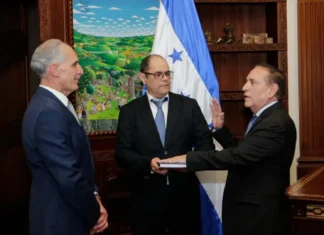 Asfura nombra directores, administradores y jefes de personal en hospitales públicos