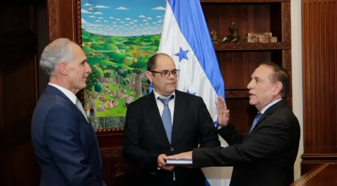 Asfura nombra directores, administradores y jefes de personal en hospitales públicos