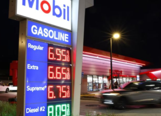 La gasolina en EEUU alcanza los 4 dólares por galón, su nivel más alto desde 2022