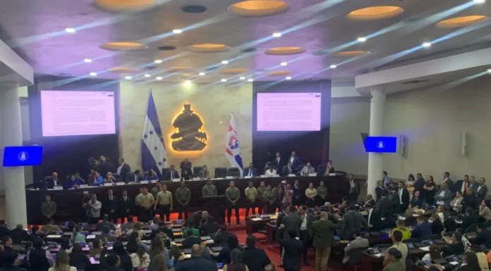 Castigan a 14 diputados de Libre sin 15 días de salario por disturbios en el Congreso