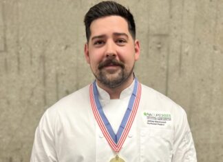 Chef galardonado es acusado de asesinato de su esposa y agresión a policía en Massachusetts