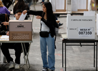 Inicia la votación de las elecciones generales en Perú, con 35 candidatos a la Presidencia