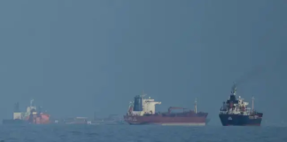 Tres buques petroleros cruzan el estrecho de Ormuz el primer día de bloqueo estadounidense