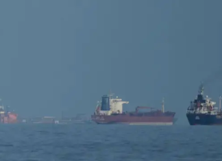 Tres buques petroleros cruzan el estrecho de Ormuz el primer día de bloqueo estadounidense