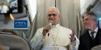 El papa subraya que la Iglesia no aprueba la bendición formal de las parejas homosexuales