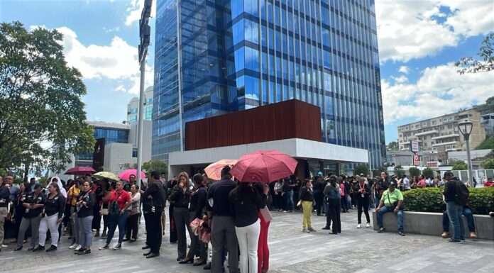Sindicalistas protestan en el CCG y exigen reintegro de empleados despedidos del IP