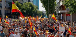 Miles de personas protestan en Madrid para exigir la dimisión de Pedro Sánchez