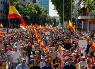 Miles de personas protestan en Madrid para exigir la dimisión de Pedro Sánchez