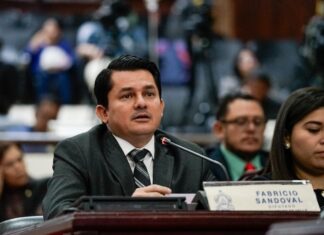 “Actuamos en base a la ley”: Fabricio Sandoval reacciona tras citatoria del Ministerio Público
