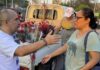“Con rosas y sonrisas”: Godofredo Fajardo sorprende a las madres en las calles de Tegucigalpa