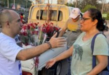 “Con rosas y sonrisas”: Godofredo Fajardo sorprende a las madres en las calles de Tegucigalpa