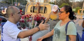 “Con rosas y sonrisas”: Godofredo Fajardo sorprende a las madres en las calles de Tegucigalpa