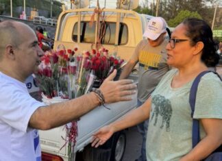 “Con rosas y sonrisas”: Godofredo Fajardo sorprende a las madres en las calles de Tegucigalpa