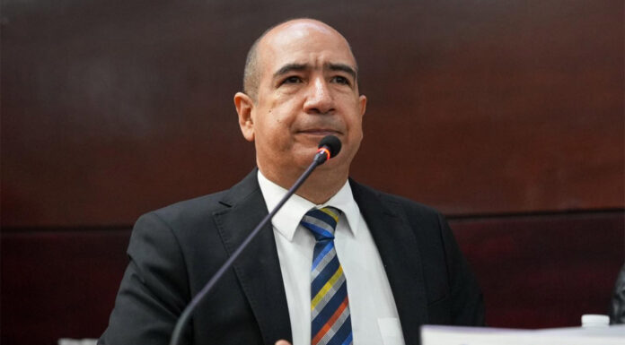 Diputado Godofredo Fajardo propone eliminar a los diputados suplentes para reducir el gasto público