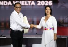 Perú vota para elegir entre Fujimori y Sánchez a su noveno presidente en diez años