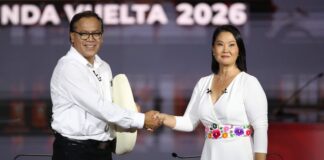 Perú vota para elegir entre Fujimori y Sánchez a su noveno presidente en diez años