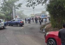 Pobladores protestan en El Hatillo para exigir pavimentación de la carretera hacia comunidades de La Tigra
